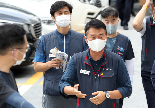 ▲양경수 민주노총 위원장이 4일 오후 지난달 전국민주노동조합총연맹(민주노총)이 주도한 서울 도심 전국노동자대회와 관련해 조사를 받기 위해 서울 종로경찰서로 들어서고 있다.  (연합뉴스)