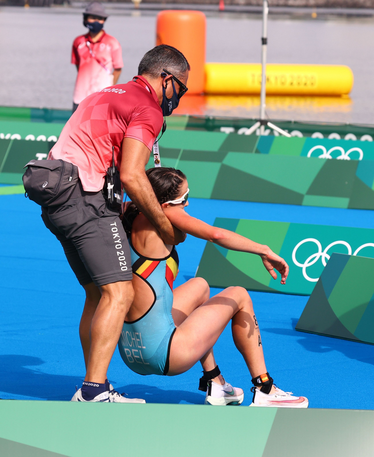 ▲7월 31일 열린 2020 도쿄올림픽 트라이애슬론 혼성 릴레이 경기에서 경기를 마친 뒤 부축을 받는 클레이 미첼(벨기에) (연합뉴스)