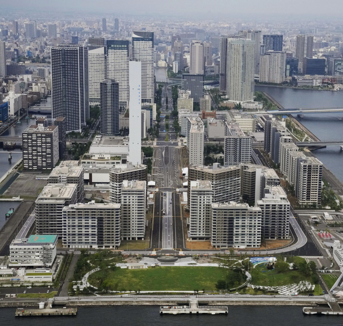 ▲2021년 6월 8일 일본 도쿄만 상공을 비행 중인 헬기에서 도쿄 올림픽·패럴림픽 선수촌이 내려다 보인다. (연합뉴스)