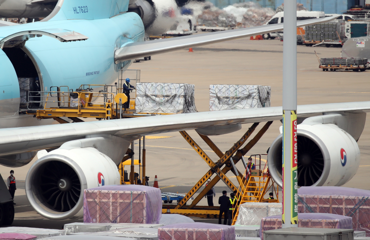 ▲해외 백신 수급 불안정성을 해소하기 위해서는 국산 백신 개발이 중요하다. 하지만 국산 mRNA 백신 출시까지는 몇 년이 소요될 것으로 전망된다.  (연합뉴스)