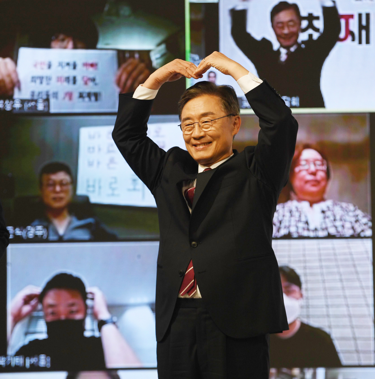 ▲국민의힘 대선 예비후보인 최재형 전 감사원장이 4일 오후 경기도 파주시 문발동 한 스튜디오에서 열린 대선 출마선언에 앞서 지지자들과 OX 퀴즈를 하고 있다. (연합뉴스)