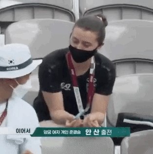 ▲화제가 된 외국선수와 김제덕의 대화 장면 (SBS 중계 화면 캡처)
