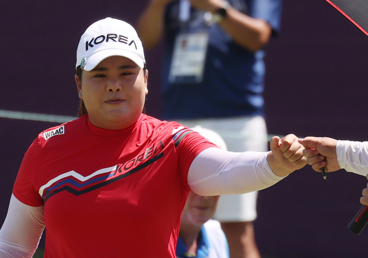 ▲4일 일본 사이타마현 가스미가세키 컨트리클럽에서 열린 2020 도쿄올림픽 여자골프 1라운드를 마친 뒤 박인비가 중국의 펑산산과 인사하고 있다. (사이타마(일본)=연합뉴스)