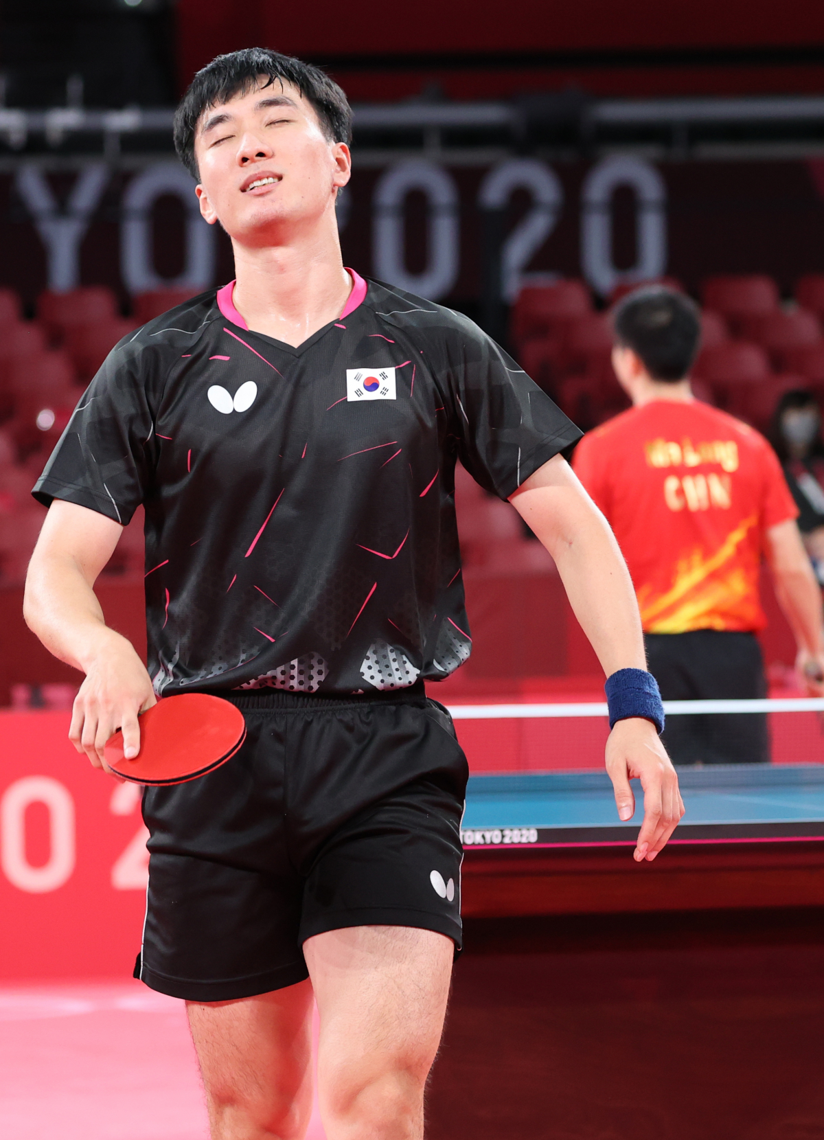 ▲4일 일본 도쿄체육관에서 열린 도쿄올림픽 남자 탁구 단체전 한국-중국 준결승. 한국이 단 한 세트도 가져오지 못하고 0-2로 뒤진 상황. 마룽과의 단식에 나선 이상수가 세트 스코어 2-2에서 패한 후 아쉬워 하고 있다. 이상수 덕에 완봉패를 면했다.  (연합뉴스)