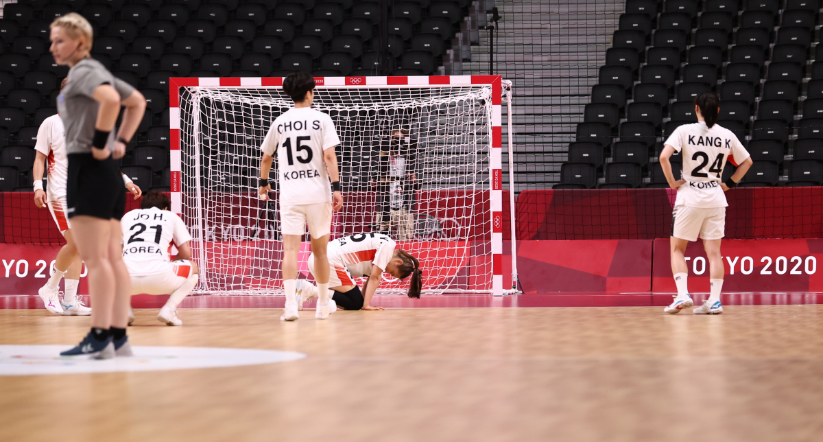 ▲4일 일본 요요기 국립경기장에서 열린 도쿄올림픽 여자 핸드볼 8강전에서 한국 대표팀이 스웨덴에 패한 뒤 아쉬워하고 있다.  (연합뉴스)