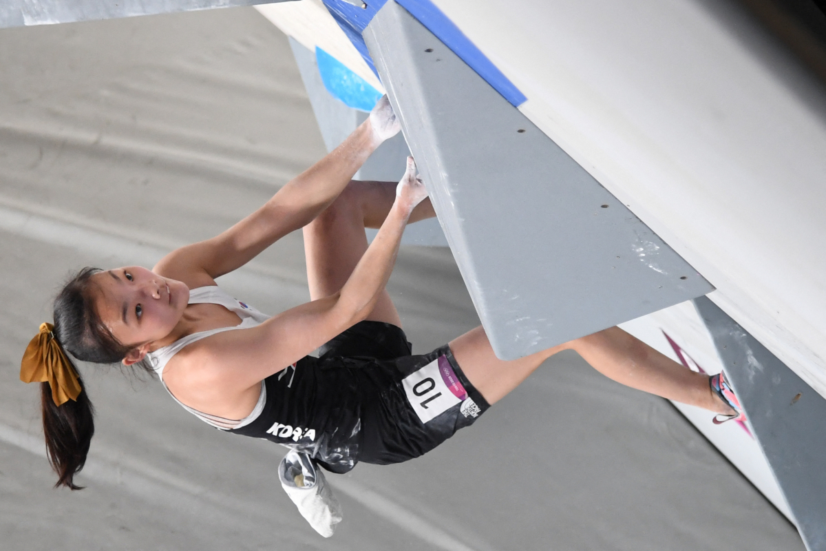 ▲서채현(18·노스페이스)이 2020 도쿄올림픽 스포츠클라이밍 여자 콤바인 예선 볼더링 종목에서 암벽을 등반하고 있다. (연합뉴스)