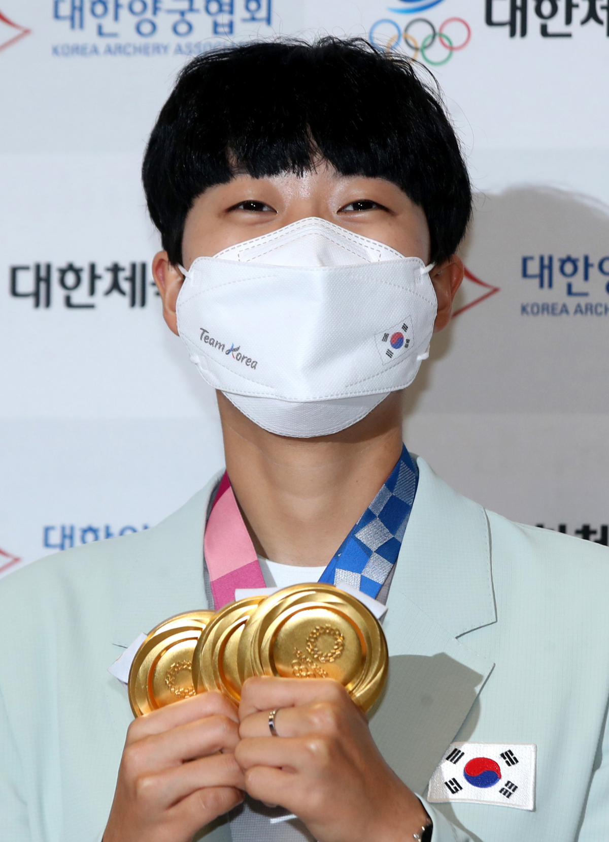 ▲2020 도쿄올림픽 양궁 3관왕 안산이 1일 오후 영종도 인천국제공항을 통해 귀국한 뒤 금메달을 들어보이며 밝게 웃고 있다. (연합뉴스)