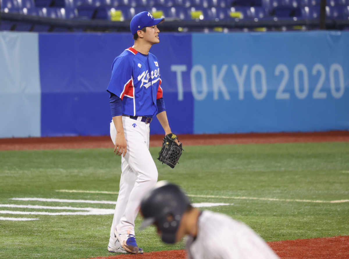 ▲4일 일본 요코하마 스타디움에서 열린 2020 도쿄올림픽 야구 준결승전에서 선발 투수로 나선 고경표가 3회말 일본에 점수를 내준 뒤 아쉬워하고 있다. (요코하마(일본)=뉴시스)