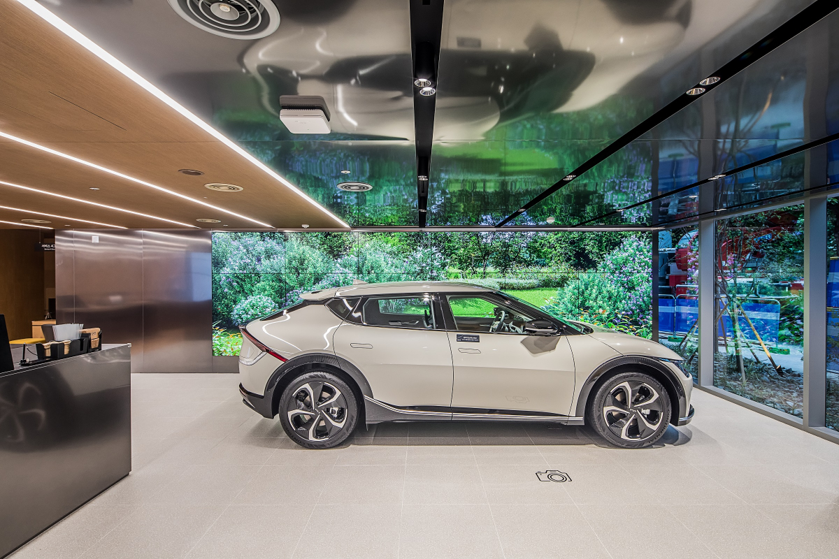 ▲‘인터랙티브 그라운드(Interactive Ground)’에 전시된 EV6  (사진제공=기아)