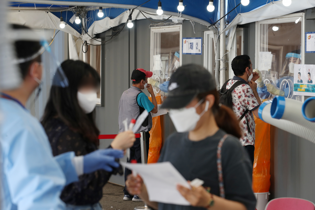 ▲코로나19 신규 확진자가 1776명을 기록한 5일 오전 서울 중구 서울역 임시선별검사소를 찾은 시민들이 검사를 받고 있다. (뉴시스)