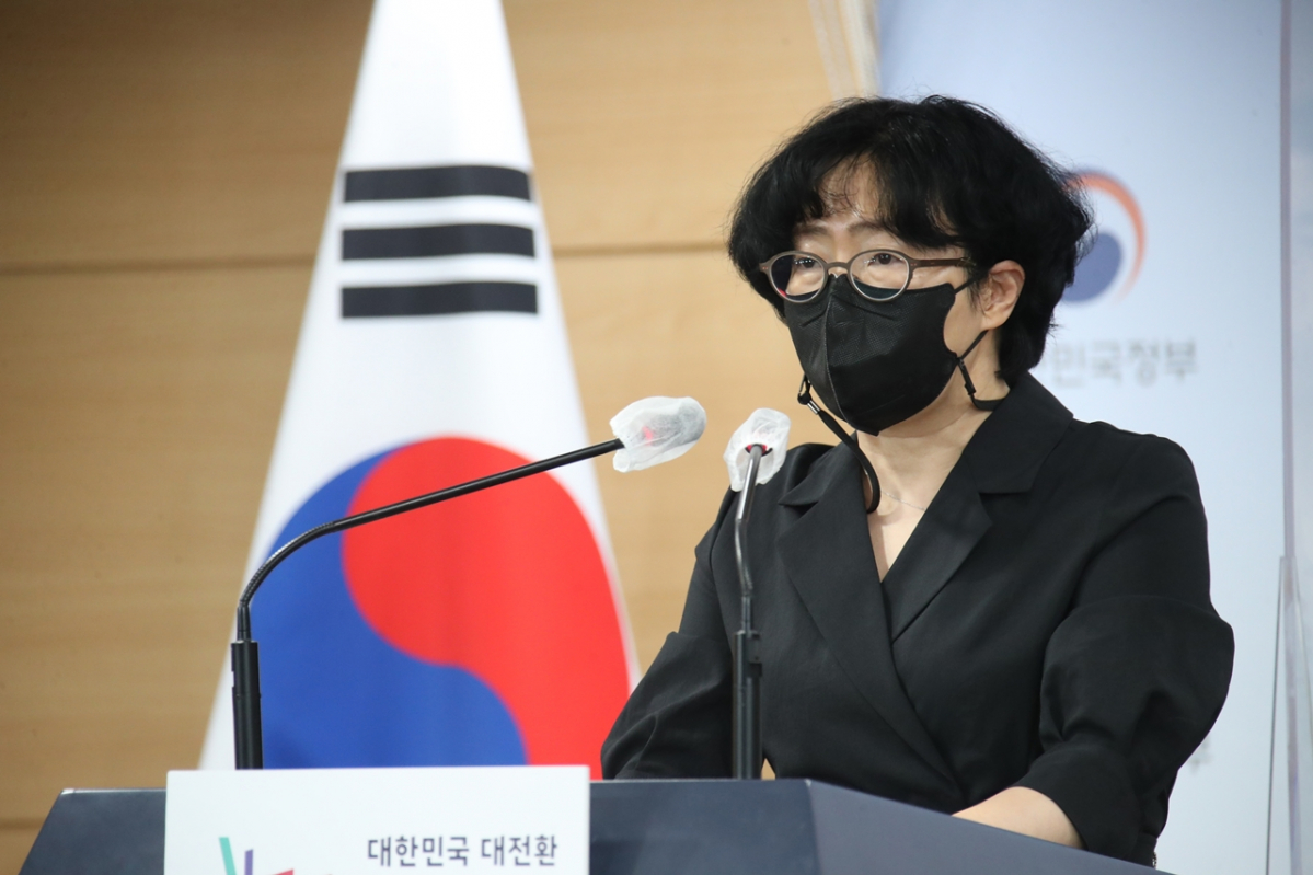 ▲윤순진 2050 탄소중립위원회 민간위원장이 5일 정부서울청사 브리핑실에서 탄소중립 실현 방향을 담은 '2050 탄소중립 시나리오 초안'을 발표하고 있다. (연합뉴스)