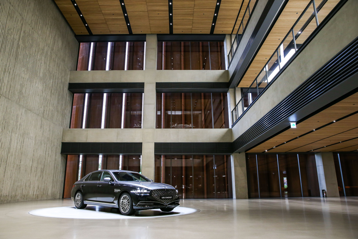 ▲제네시스의 독립형 전용 전시장 '제네시스 수지' 1층에 G90 스페셜 에디션 '스타더스트'가 전시돼 있다.  (사진제공=제네시스)