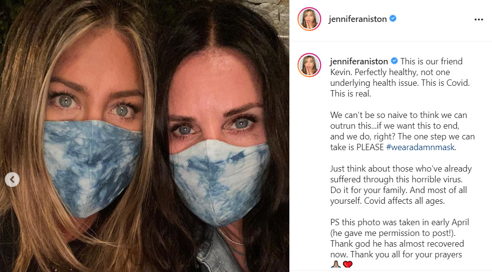 ▲제니퍼 애니스턴(왼쪽)이 지난해 지인과 마스크를 착용한 사진을 올리고 동참을 촉구했다. 출처 제니퍼 애니스턴 인스타그램