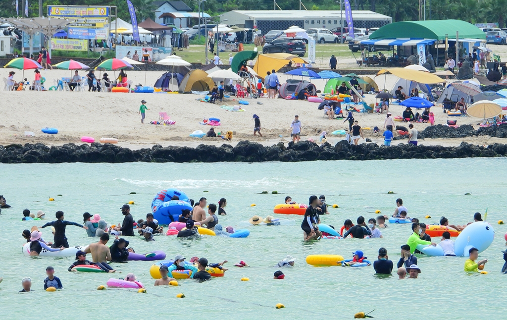 ▲제주시 애월읍 곽지해수욕장을 찾은 피서객들. (뉴시스)