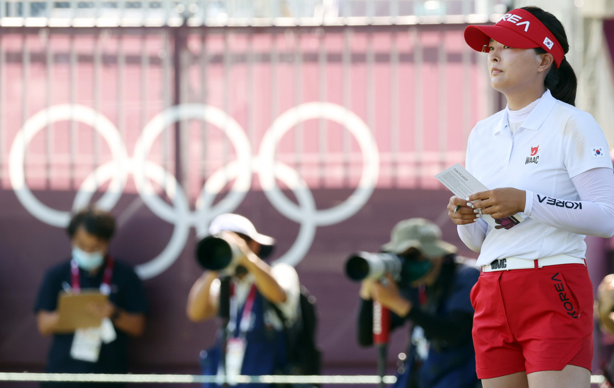▲한국 골프 대표팀 고진영이 5일 일본 사이타마현 가와고에의 가스미가세키 컨트리클럽에서 열린 2020 도쿄올림픽 여자 골프 2라운드를 마친 뒤 미국 넬리 코다를 바라보고 있다.  (뉴시스)