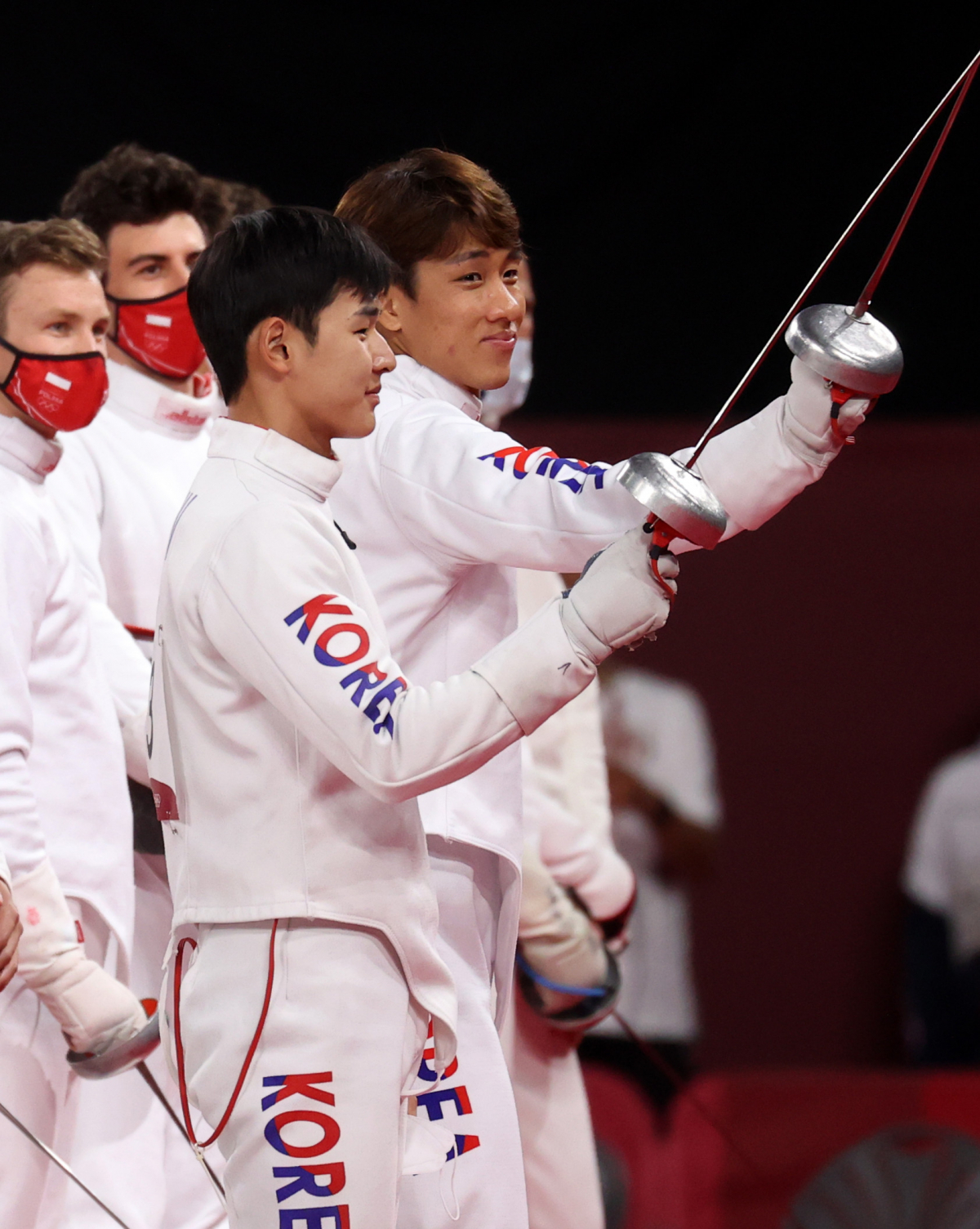 ▲5일 일본 무사시노노모리 종합 스포츠플라자에서 열린 남자 근대5종 펜싱 랭킹라운드 경기. 한국 정진화와 전웅태(오른쪽)이 소개를 하고 있다. (연합뉴스)