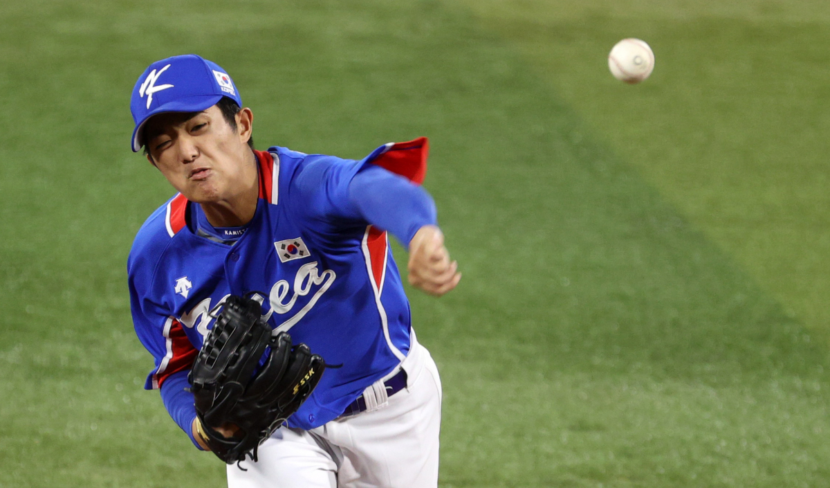 ▲5일 오후 일본 요코하마 스타디움에서 열린 2020 도쿄올림픽 야구 패자 준결승전에서 선발 투수로 나선 이의리가 미국을 상대로 공을 던지고 있다. (요코하마(일본)=뉴시스)