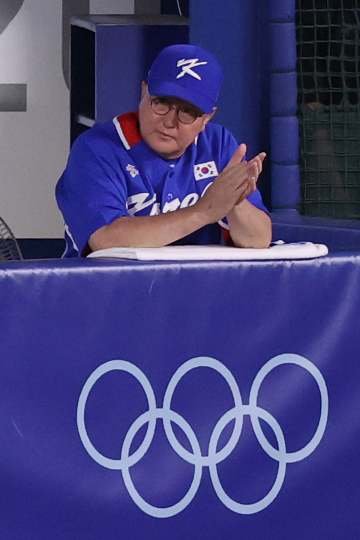 ▲5일 일본 요코하마 스타디움에서 열린 도쿄올림픽 야구 패자 준결승 미국전에서 김경문 감독이 1회초 이정후가 2루타를 치자 박수를 치고 있다.  (연합뉴스)