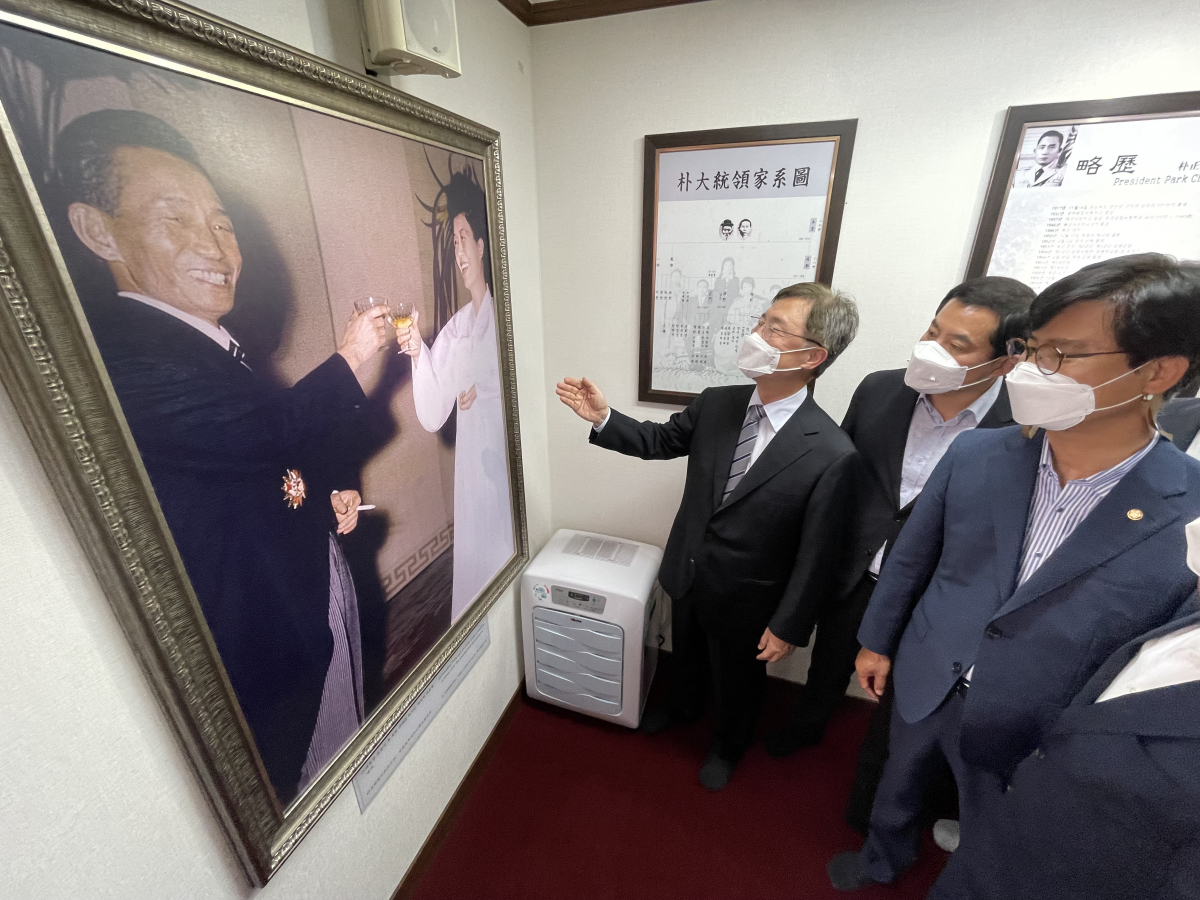 ▲최재형 국민의힘 대선 경선 예비후보가 6일 경북 구미시 상모동에 있는 박정희 전 대통령의 생가를 찾아 생가를 살펴보고 있다. (연합뉴스)