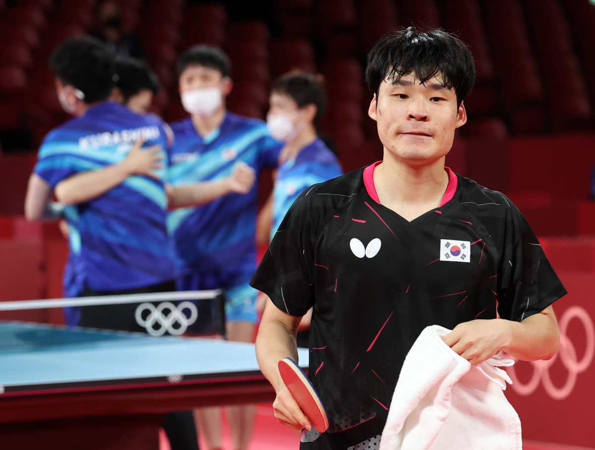 ▲6일 일본 도쿄체육관에서 열린 도쿄올림픽 탁구 남자 단체전 한국과 일본의 동메달 결정전. 네번째 경기 단식에 출전한 장우진이 일본 미즈타니 준에게 져 메달 획득에 실패하자 아쉬워하고 있다. (연합뉴스)