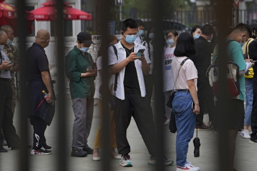 ▲중국 베이징 거리에서 사람들이 스마트폰을 들여다보고 있다. 베이징/AP연합뉴스
