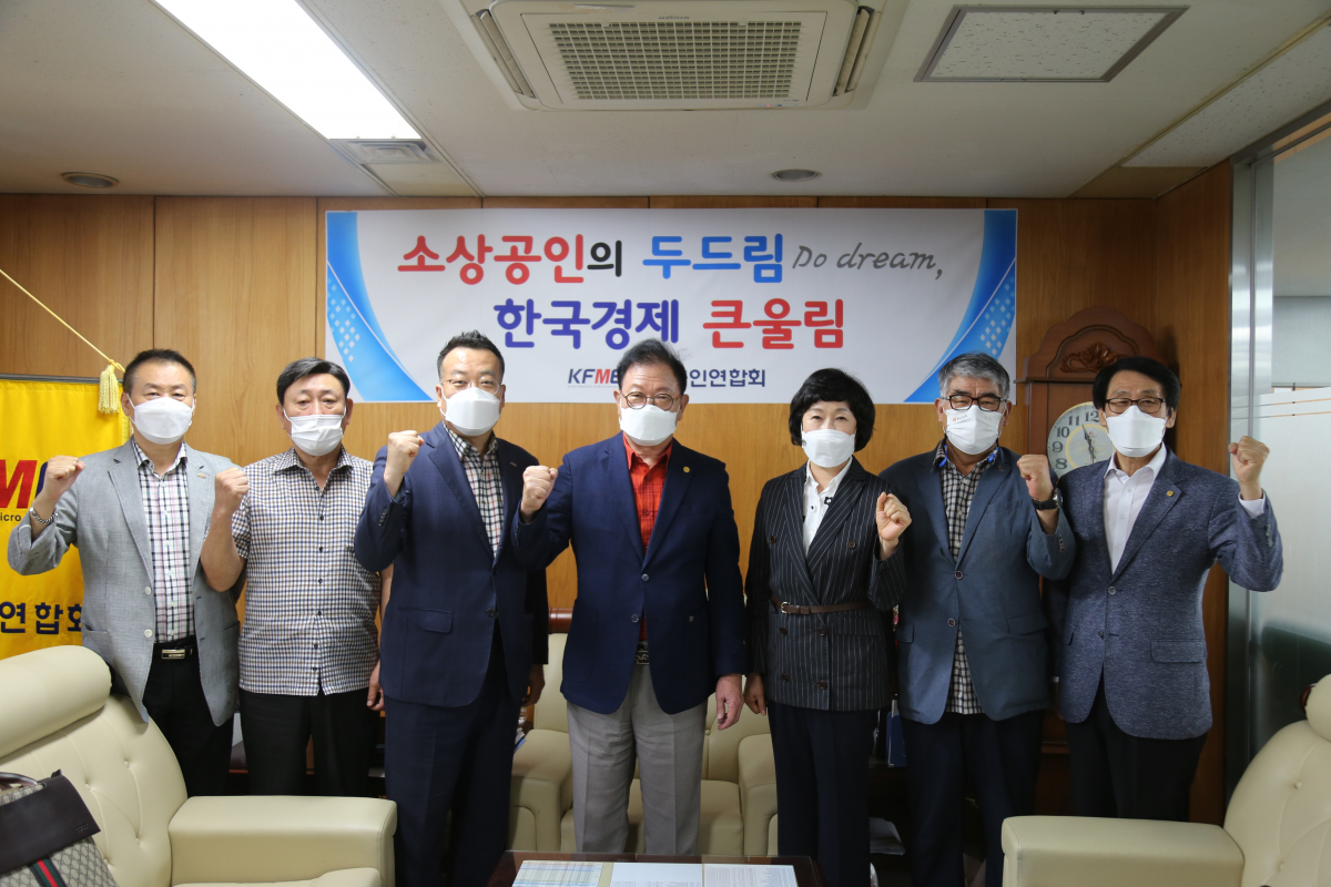 ▲소상공인연합회 선거관리위원회 회의에서 6일 기호 추첨이 진행됐다. 권혁환 후보(왼쪽 세번째), 문쾌출 소상공인연합회 선거관리위원장(가운데), 오세희 후보(오른쪽 세번째)가 공명선거를 다짐하고 있다.  (사진제공=소상공인연합회)