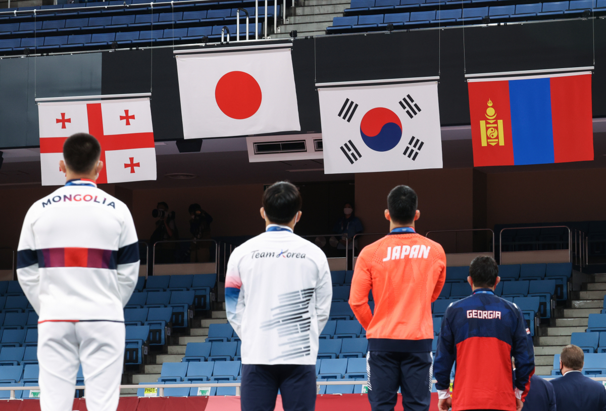 ▲안창림(왼쪽 두번째)이 26일 일본 도쿄 지요다구 무도관에서 열린 도쿄올림픽 유도 남자 73kg급 시상식에서 금메달을 딴 오노 쇼헤이의 일본 국가가 연주되는 동안 태극기를 바라보고 있다. (연합뉴스)