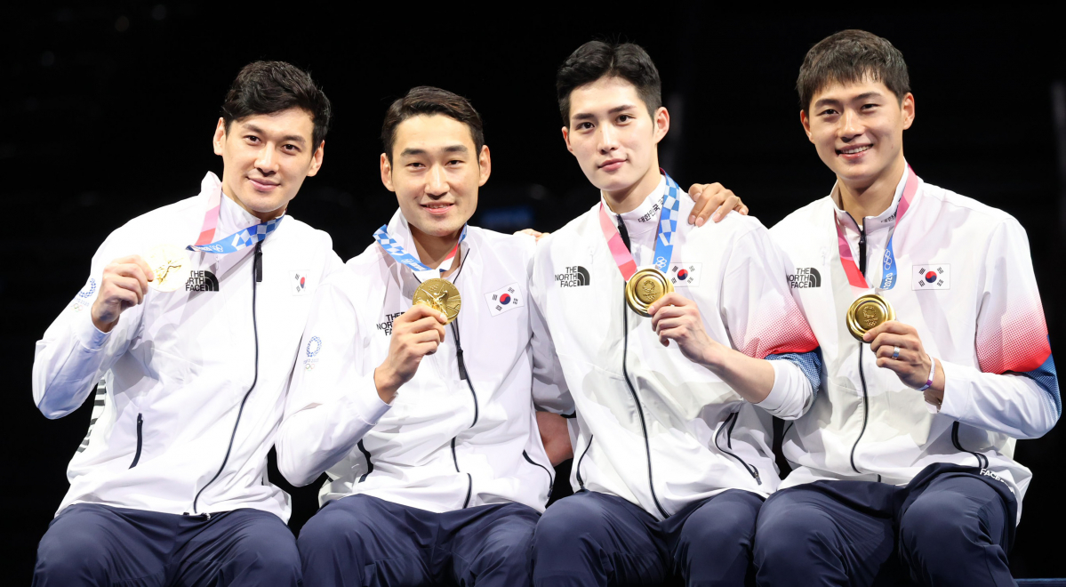 ▲대한민국 펜싱 남자대표 김정환, 구본길, 오상욱, 김준호가 7월 28일 오후 일본 지바 마쿠하리 메세 B홀에서 열린 도쿄올림픽 펜싱 남자 사브르 단체전 메달 시상식에서 메달 세리머니를 하고 있다. 남자대표팀은 이탈리아와의 결승전에서 45대26으로 승리해 금메달을 획득했다. (뉴시스)