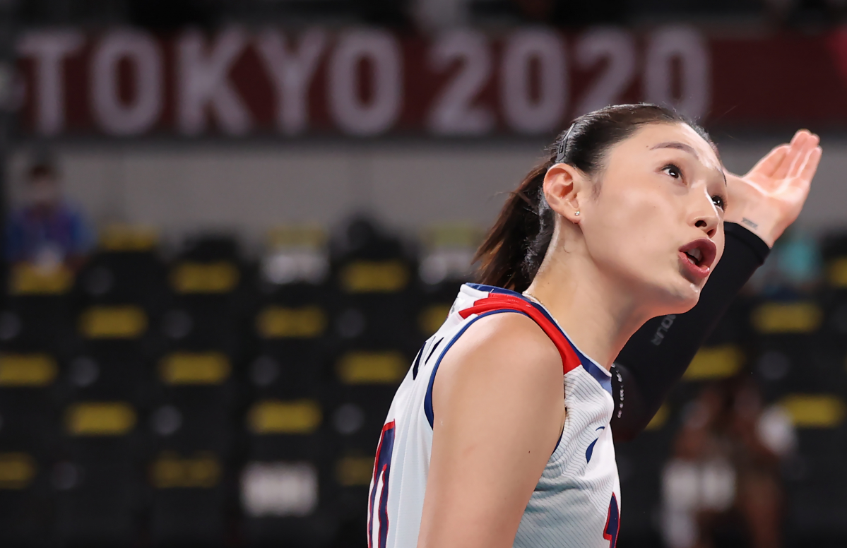 ▲6일 일본 아리아케 아레나에서 열린 도쿄올림픽 여자 배구 한국과 브라질의 준결승전. 한국의 김연경이 1세트 주심의 석연찮은 판정에 대해 항의하고 있다. (연합뉴스)