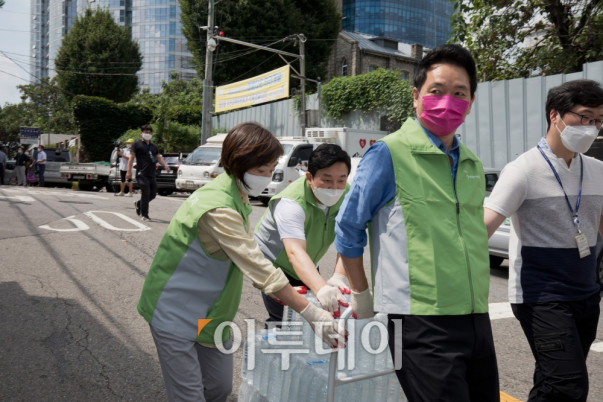 ▲ 국민의힘 대선경선후보들이 4일 오전 서울 용산구 동자동 쪽방촌을 찾아 삼계탕과 물을 혹서 취약계층인 기후약자분들에게 나눠주는 자원봉사행사를 갖고 있다.     경선후보중에서는 김태호, 안상수, 윤희숙, 원희룡, 장기표, 장성민, 이소연(최재형 후보 부인), 하태경, 황교안(가나다순) 후보가 참석했다.    장성민, 이소연(최재형 후보 부인), 원희룡 경선후보가 조를 이뤄 생수를 배달하고 있다. 국회사진취재단  (이투데이DB)