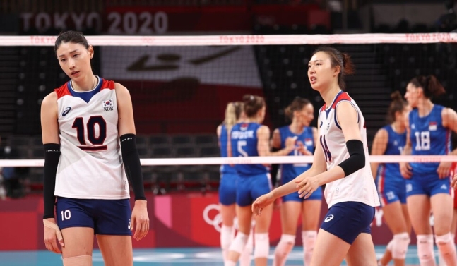 ▲김연경이 8일 일본 도쿄 아리아케 아레나에서 열린 도쿄올림픽 여자배구 세르비아와의 동메달 결정전에서 실점 후 아쉬워하고 있다. (연합뉴스)