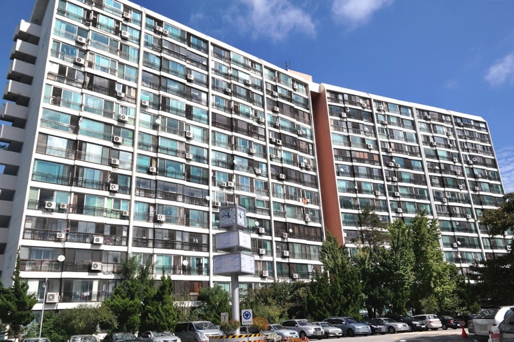 ▲국회 국토교통위원회는 지난달 12일 재건축 아파트 조합원의 '2년 실거주 의무' 규제를 백지화했다. 서울 강남구 대치동 은마아파트는 해당 규제 백지화 이후 전세 매물이 급증하고 전셋값은 하락하는 모습을 보였다. (출처=네이버부동산)