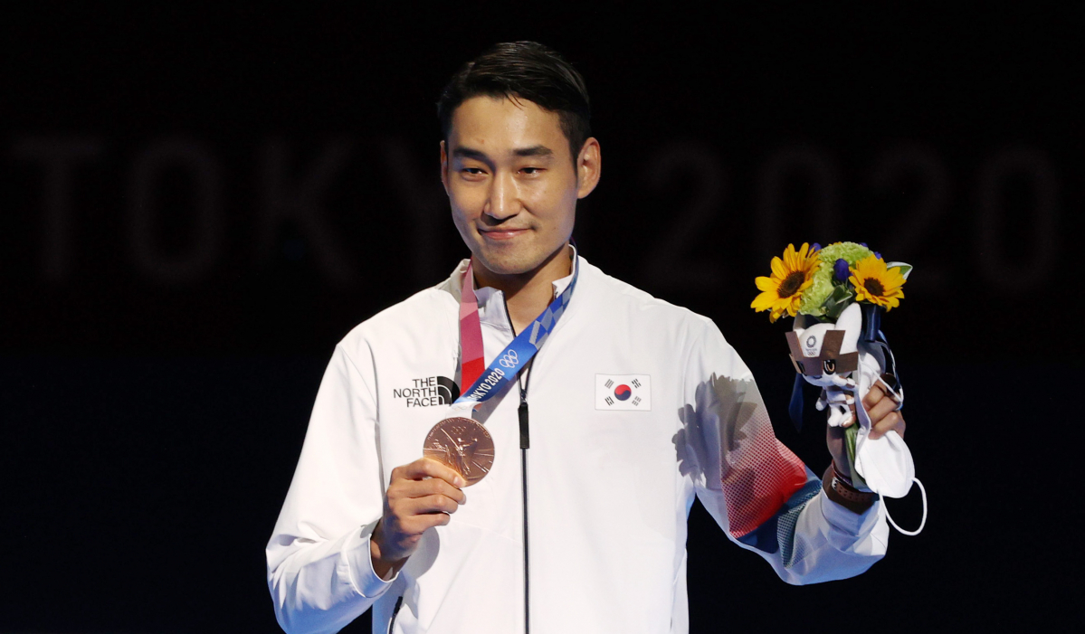 ▲대한민국 펜싱 대표 김정환이 지난달 24일 오후 일본 지바 마쿠하리 메세 B홀에서 열린 2020 도쿄올림픽 펜싱 남자 사브르 개인전 메달수여식에서 동메달을 목에 걸고 세리머니를 하고 있다. (지바(일본)=뉴시스)