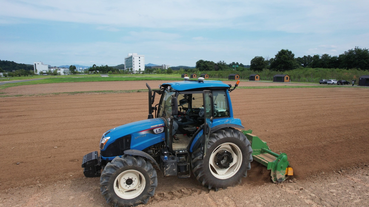 ▲농촌진흥청이 개발한 영상인식 기반 자율주행 트랙터. (사진제공=농촌진흥청)