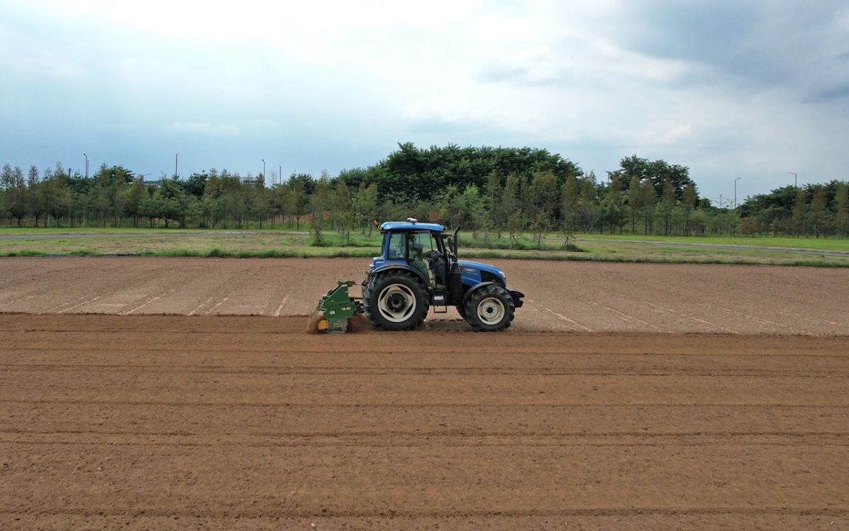 ▲농촌진흥청이 개발한 영상인식 기반 자율주행 트랙터. (사진제공=농촌진흥청)