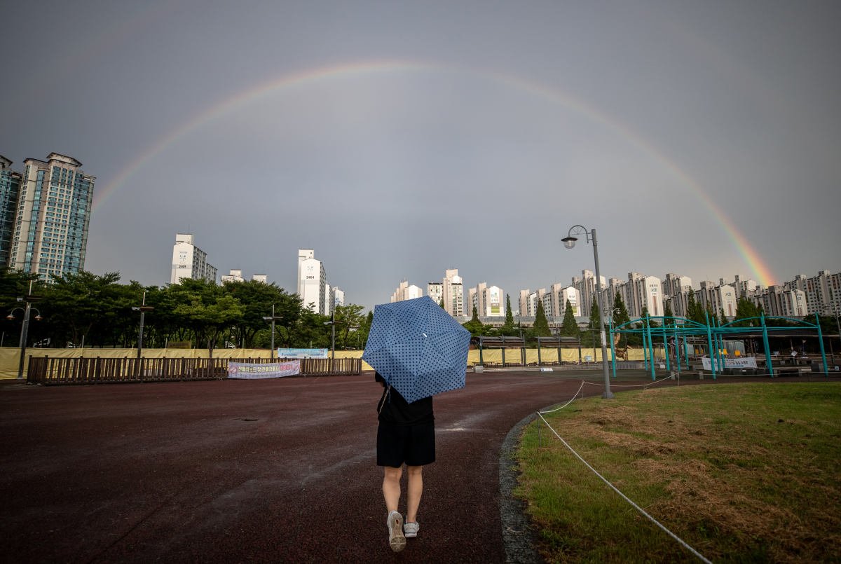 ▲8일 오후 경기 부천시 상동호수공원에서 바라본 하늘에 무지개가 떠 있다. (뉴시스)