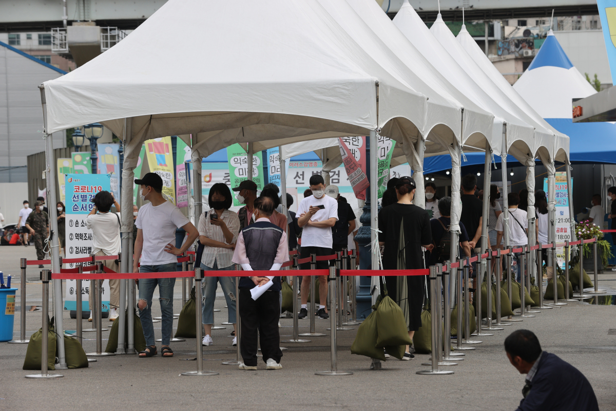 ▲신종 코로나바이러스 감염증 신규 확진자가 1700명대를 기록한 8일 오전 서울역에 마련된 코로나19 임시선별검사소에서 피검자들이 줄을 서 있다. (연합뉴스)
