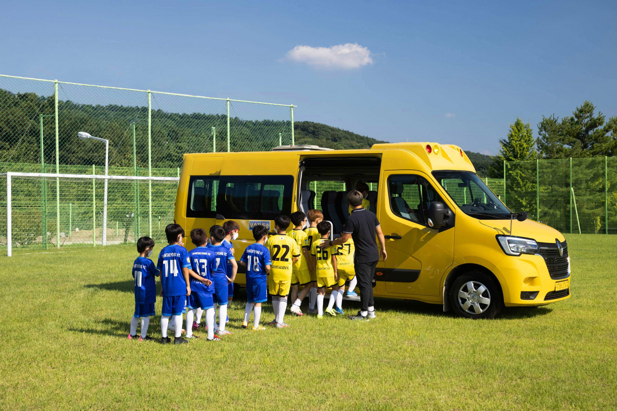 ▲르노삼성자동차가 중형 상용차 ‘르노 마스터(MASTER)’의 홍보대사로 신태용 축구감독을 선정했다.  (사진제공=르노삼성)