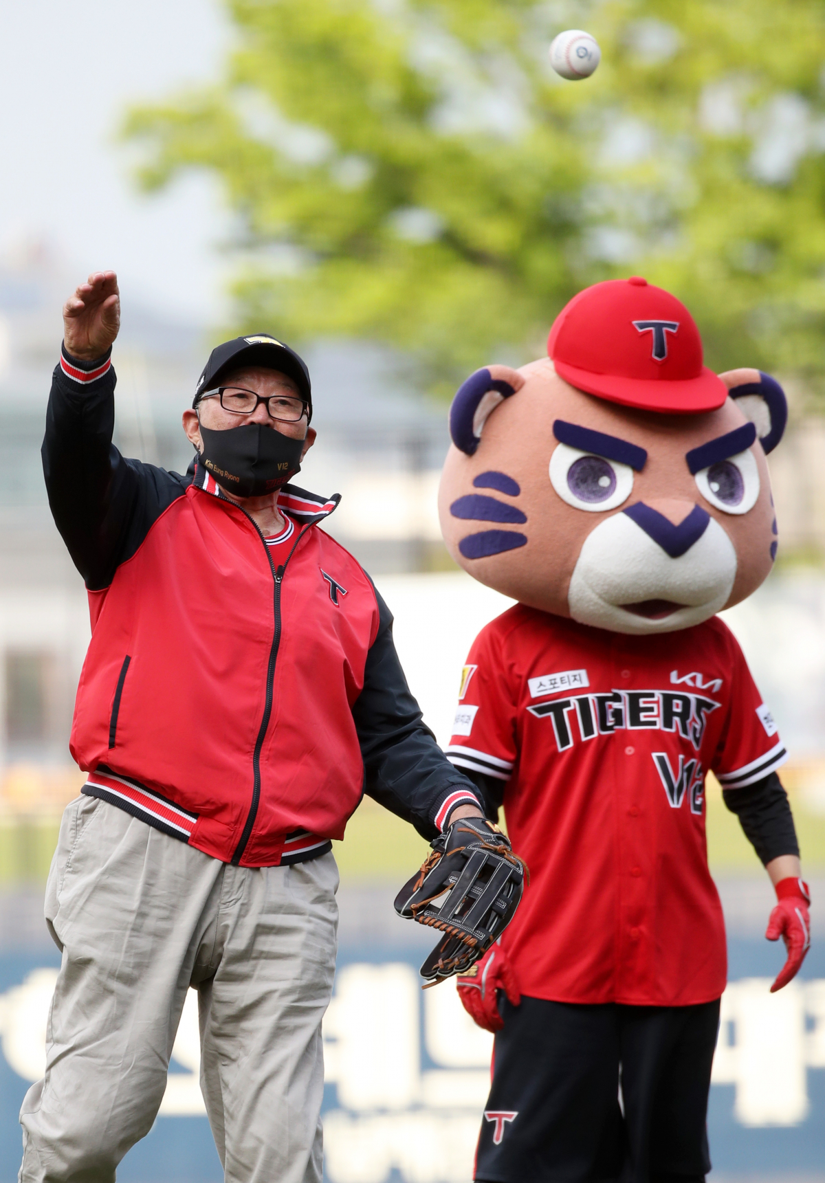 ▲지난 4월 24일 광주-기아챔피언스필드에서 열린 2021 KBO 프로야구 삼성 라이온즈와 KIA 타이거즈의 경기에서 ‘타이거즈 레전드 데이’에 초청된 김응용 전 감독이 시구하고 있다.  (연합뉴스)