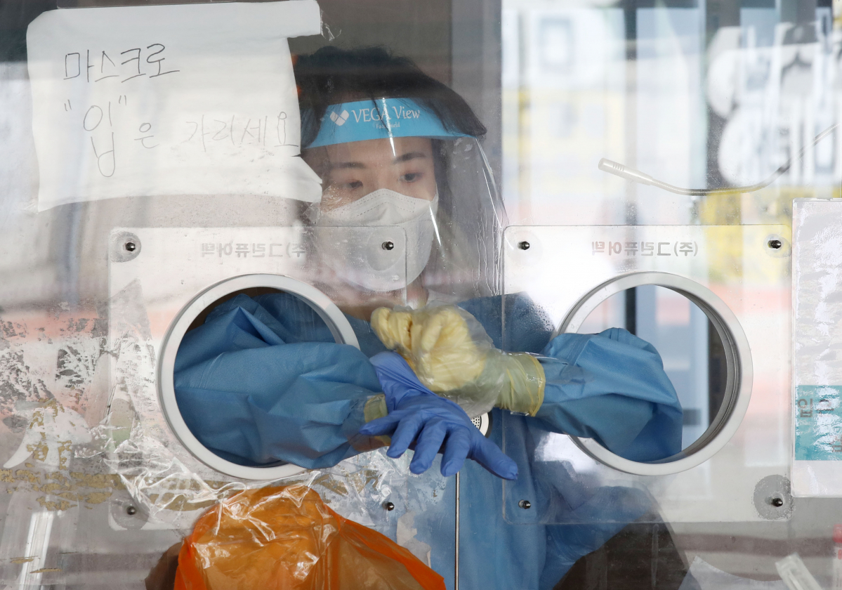 ▲코로나19 신규 확진자가 1492명으로 집계, 일요일 발생 기준 역대 최다 규모를 기록했다. 또한 34일째 네 자릿수를 이어가고 있다. 9일 오전 서울 중구 서울역광장에 마련된 코로나19 중구임시선별검사소에서 의료진이 장갑을 착용하고 있다. (뉴시스)