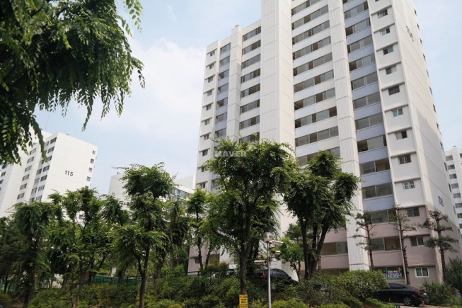 ▲경기 군포시 산본신도시 일대 아파트 리모델링 사업이 본격화하고 있다. 1990년대 초 지어진 아파트 노후화가 진행되면서 주거 환경 개선을 위한 리모델링 바람이 불고 있다. 사진은 금정동 무궁화주공1단지. (출처=네이버부동산)