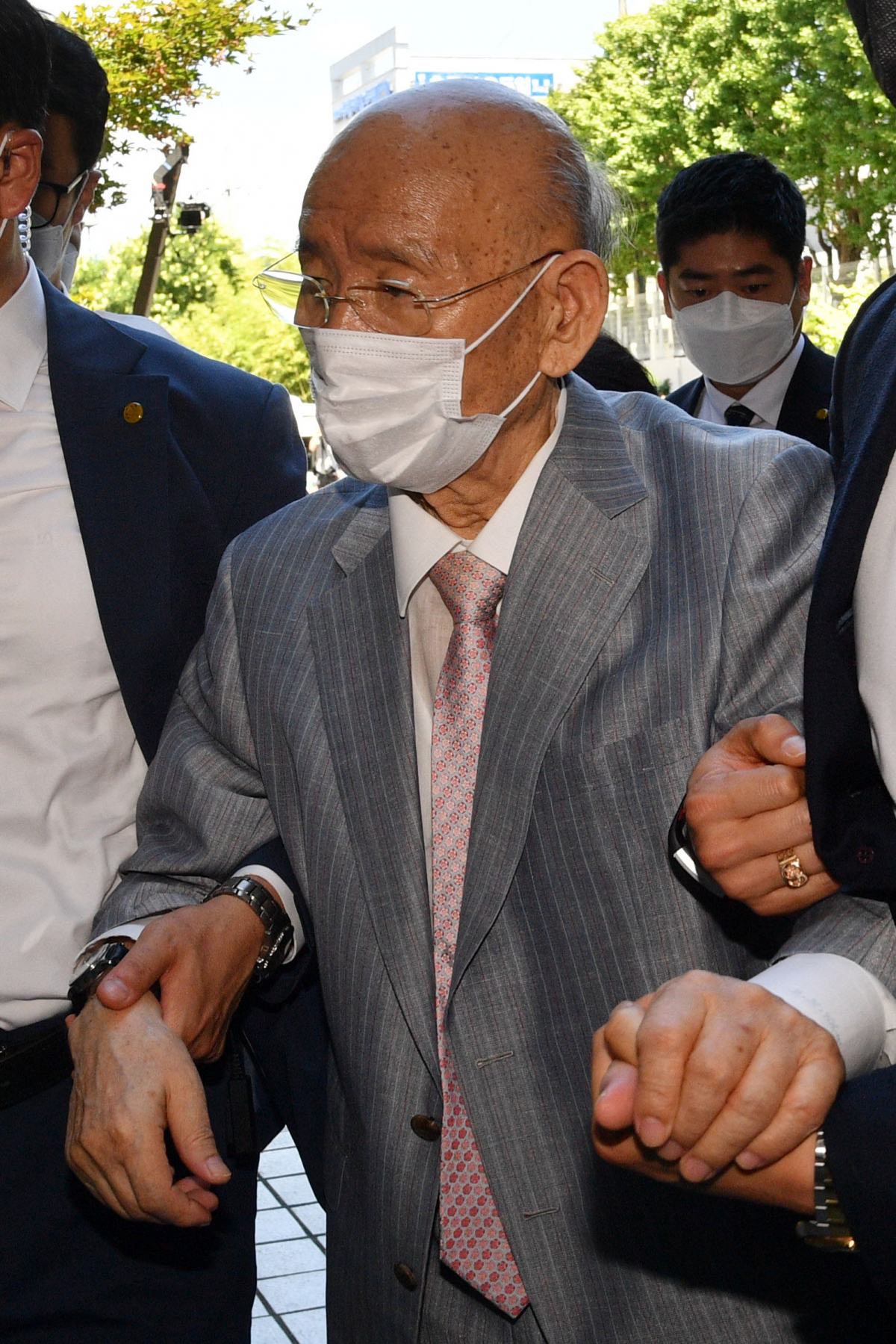 ▲5·18 광주 민주화운동 당시 군부의 헬기 사격 사실을 부정하며 목격자의 명예를 훼손한 혐의를 받는 전두환 전 대통령이 9일 오후 항소심 재판에 출석하기 위해 광주지방법원에 입장하고 있다. (연합뉴스)