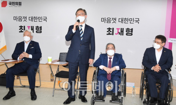 ▲최재형 국민의힘 대선 예비후보가 9일 여의도 캠프에서 선거대책회의를 하며 발언하고 있다. 신태현 기자 holjjak@ (이투데이DB)