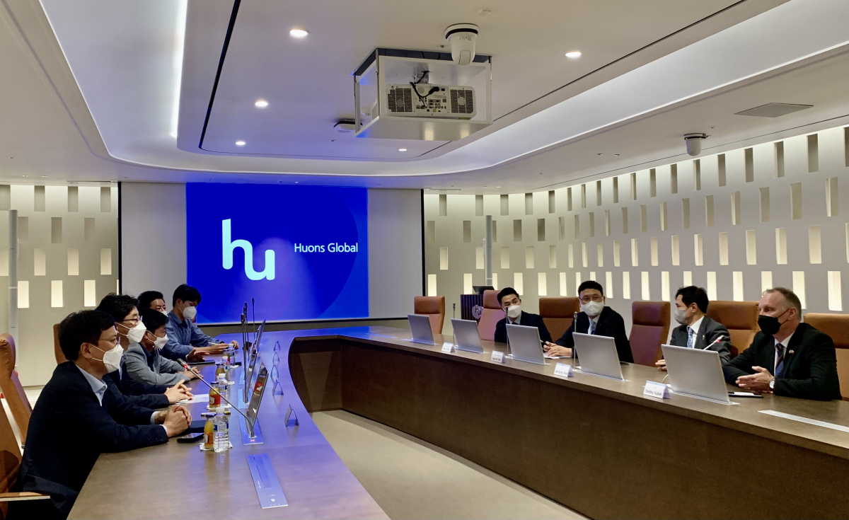 ▲지난 9일 러시아국부펀드(RDIF) 관계자들이 휴온스글로벌 판교 신사옥을 방문해 윤성태 부회장과 스푸트니크V 백신 기술이전을 논의하고 있다. (사진제공=휴온스글로벌)