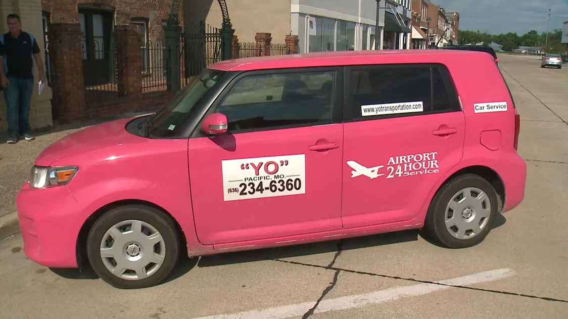 ▲요 트랜스포테이션(Yo Transportation)의 차량이 정차돼있다. (KMOV4 유튜브(KMOV St. Louis) 캡처)