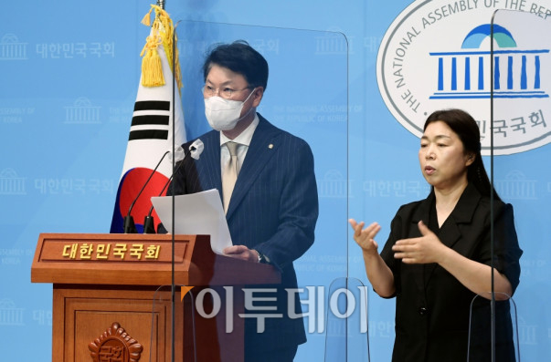 ▲윤석열 캠프 총괄실장인 장제원 국민의힘 의원이 10일 오전 서울 여의도 국회 소통관에서 '윤석열 국민캠프 정책자문단' 1차 명단을 발표하고 있다. 이날 발표한 명단에는 총괄간사를 맡은 이석준 전 국무조정실장을 비롯해 경제, 사회, 외교·안보·통일, 교육 등 총 4개 분과 42명의 전문가가 포함됐다. 신태현 기자 holjjak@ (이투데이DB)