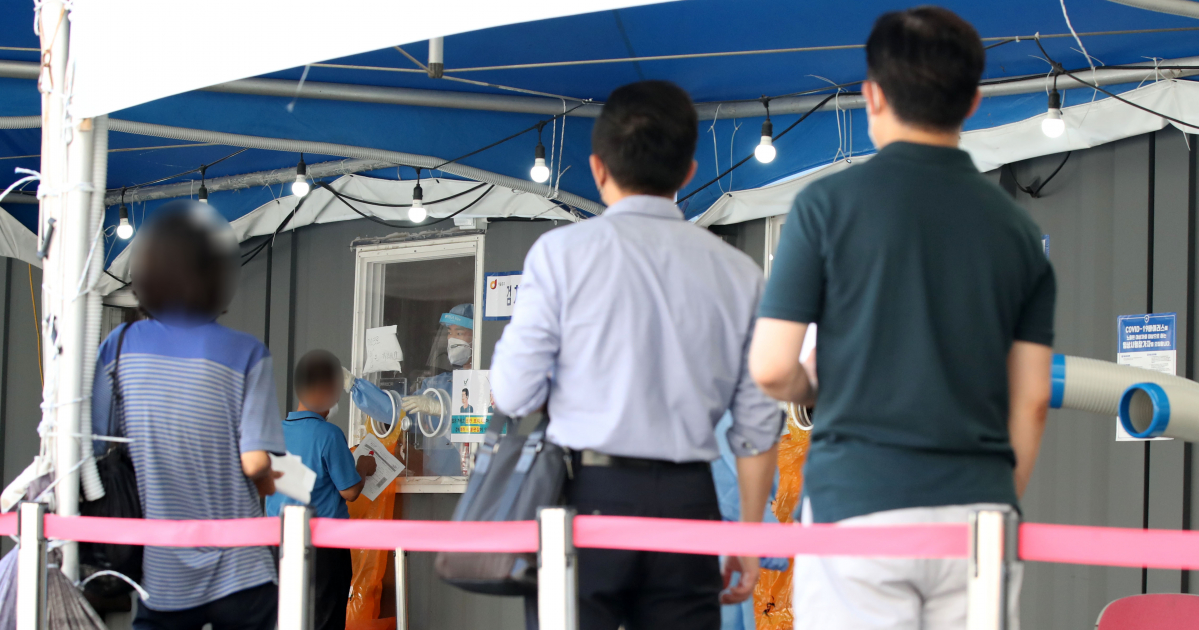 ▲코로나19 신규 확진자가 1540명으로 집계, 월요일 기준 최다 규모를 기록한 10일 오전 서울 중구 서울역광장에 마련된 코로나19 중구임시선별검사소에서 시민들이 검사를 받기 위해 줄 서 있다. (뉴시스)