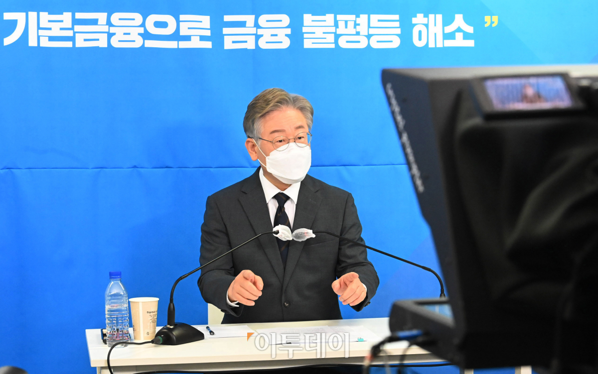 ▲이재명 경기도지사가 10일 서울 영등포구 여의도의 한 빌딩에서 줌 화상 기자회견을 통해 기본금융 관련 5차 정책발표를 하고 있다. (이투데이DB)