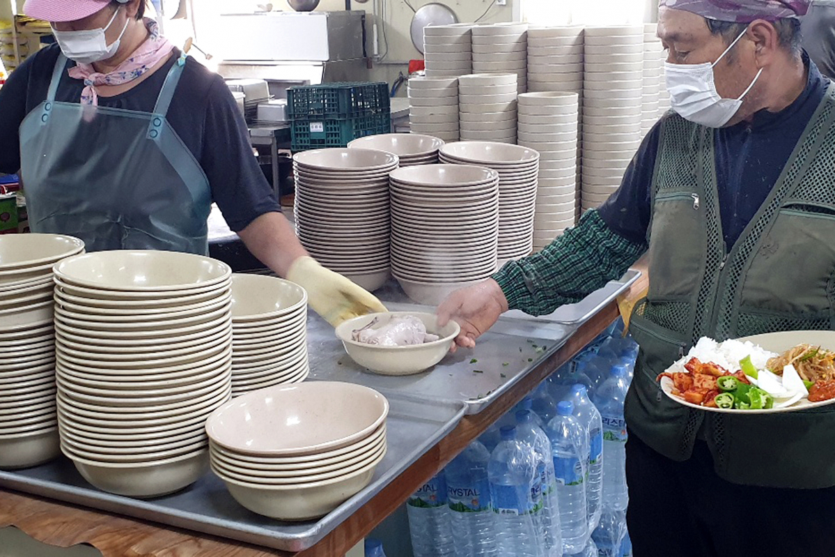 ▲호반건설과 호반산업은 10일 말복을 맞아 현장 근로자에게 보양식을 제공했다. (사진제공=호반건설)