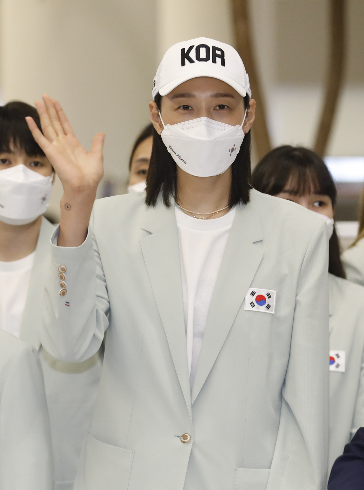 ▲대한민국 여자배구 김연경이 9일 인천국제공항 2터미널을 통해 귀국, 인사를 하고 있다. (뉴시스)